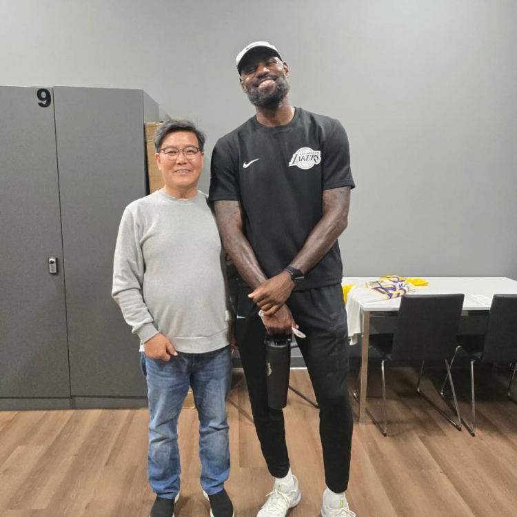 詹姆斯休赛期现身室内高尔夫 网友晒合影称其“初学者” 詹姆斯休赛期现身室内高尔夫 网友晒合影称其“初学者”