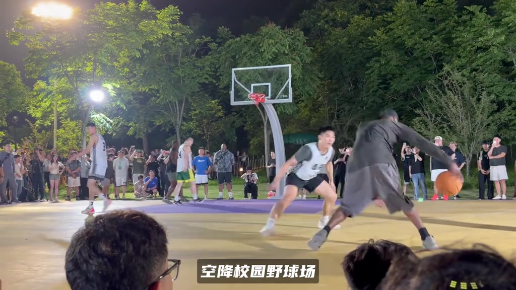 杰伦·布朗校园行秀运球 丝滑操作引围观 杰伦·布朗校园行秀运球 丝滑操作引围观