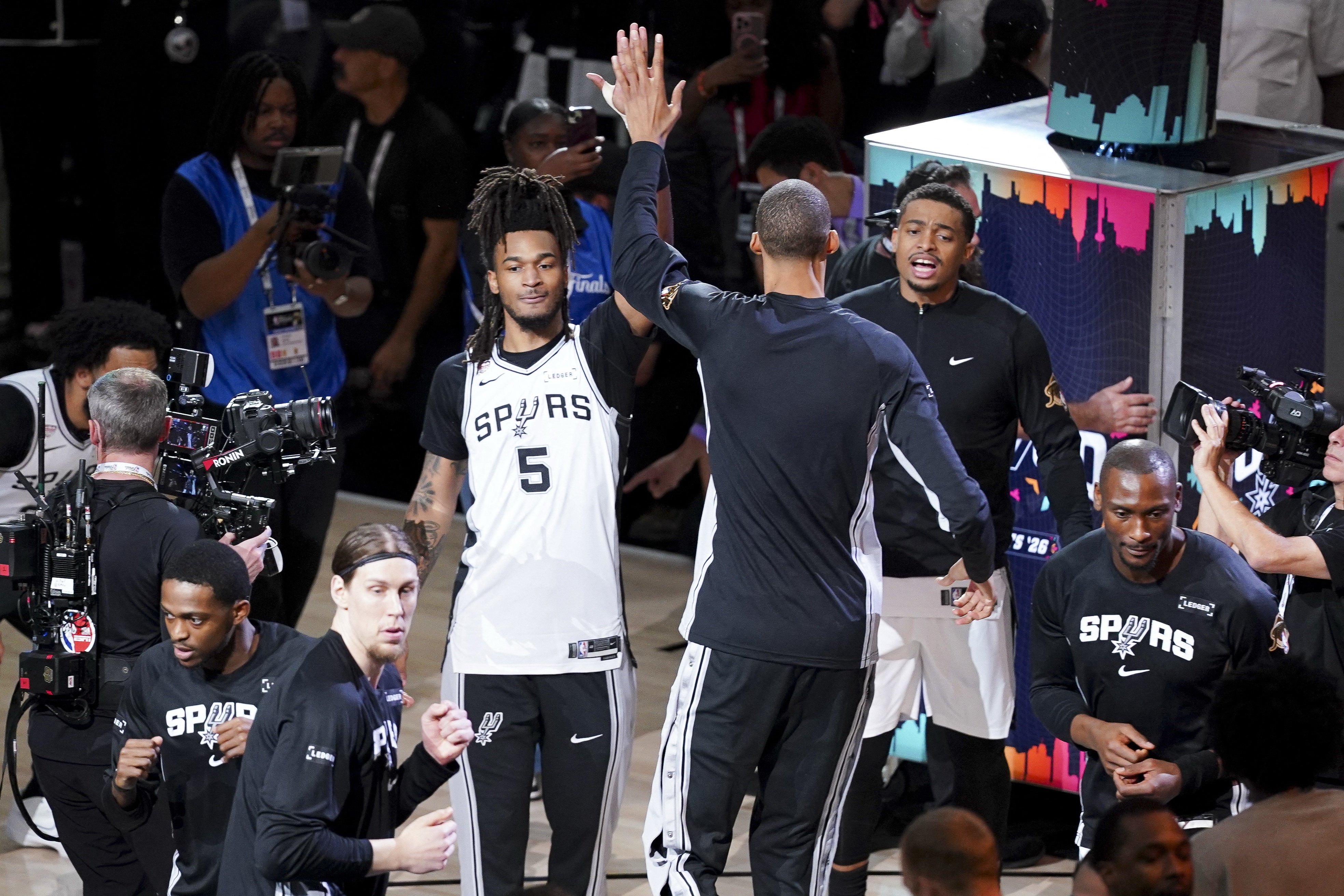 nba尼克斯vs湖人视频直播
