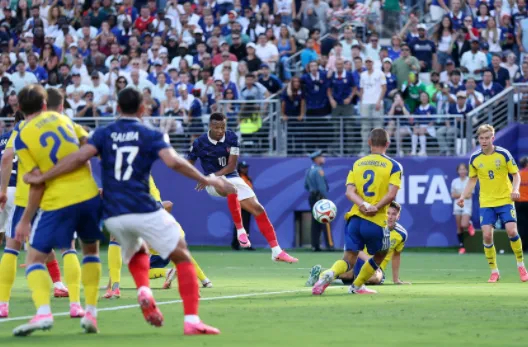 法国3-0瑞典：姆巴佩淘汰赛9球破纪录，前场四重奏令对手窒息