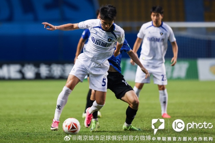 南京城市客场0-2负大连鲲城，下半场连丢两球进攻乏力