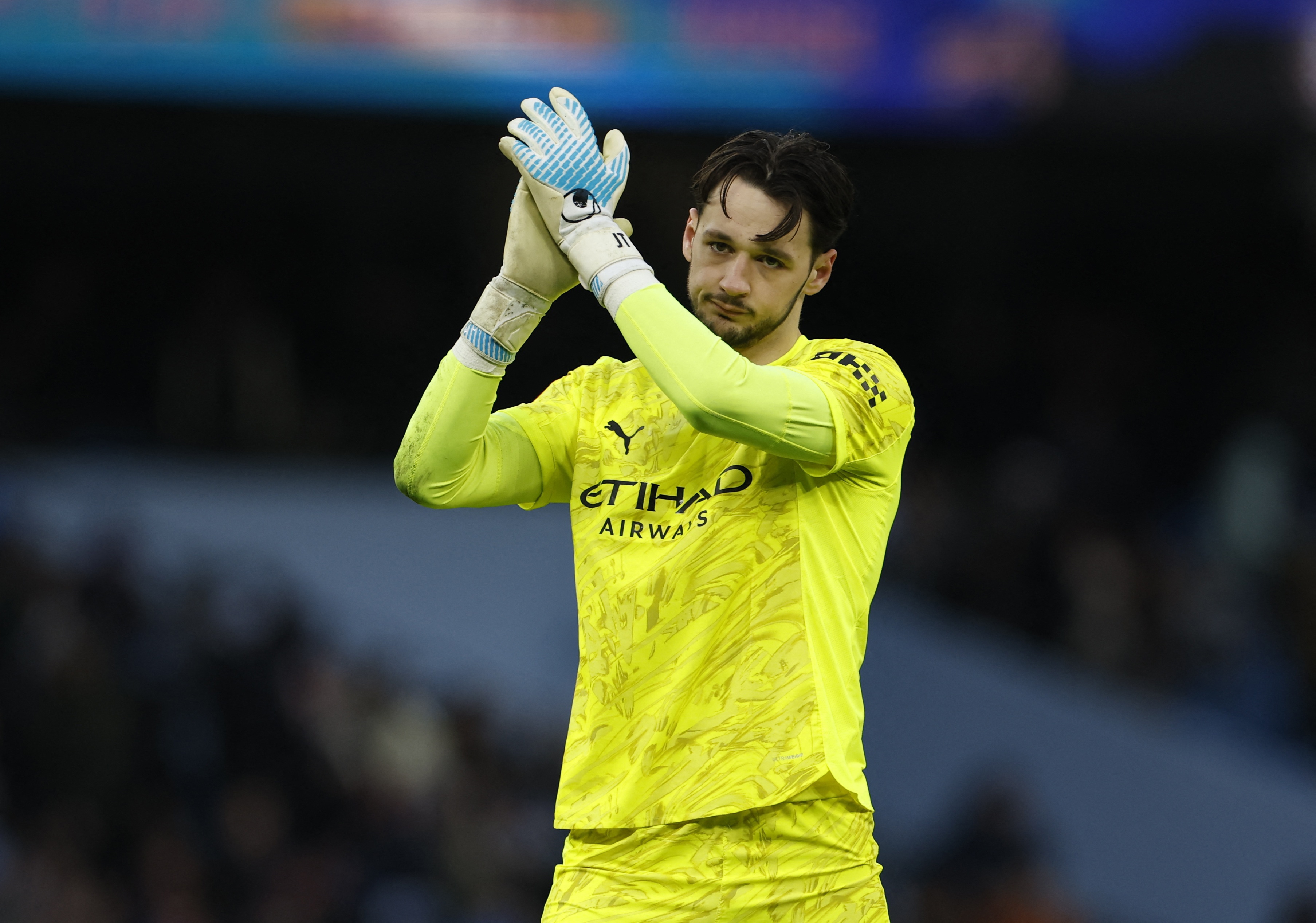 利兹联领先特拉福德争夺战，曼城新星寻求稳定出场