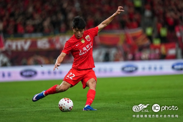 莱昂纳多李新翔建功 上海海港2-0终结德比悬念