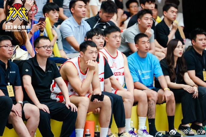徐杰晒照现身3x3黄金联赛 现场互动观战