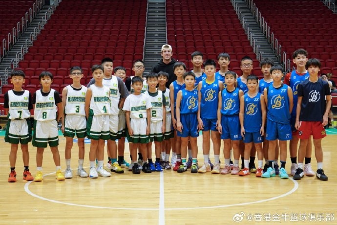 湖人后卫里夫斯再访香港 修顿体育馆现场指导金牛青训