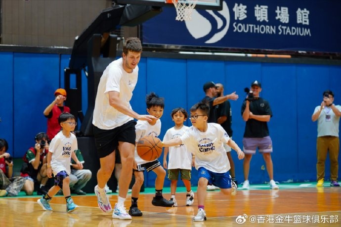 湖人后卫里夫斯再访香港 修顿体育馆现场指导金牛青训