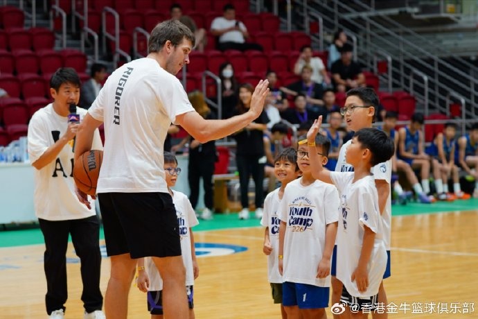 湖人后卫里夫斯再访香港 修顿体育馆现场指导金牛青训